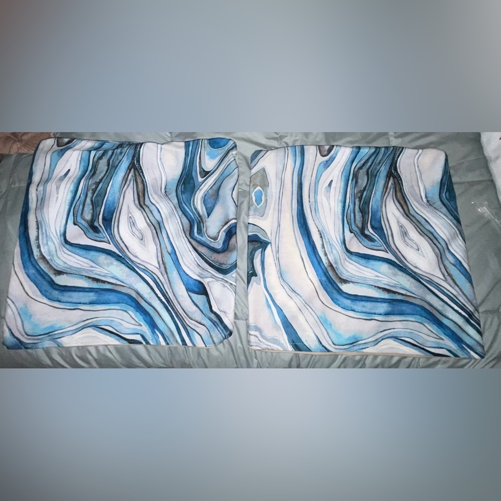Two matching blue marble pillowcases, 20“ x 20“